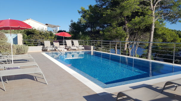 Swimmingpool mit Außendusche