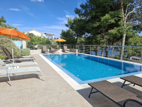 Swimmingpool mit Außendusche